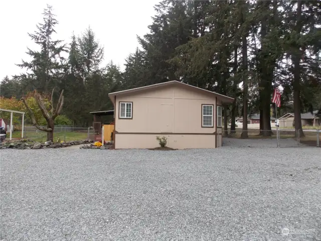 Large driveway with lots of space for parking.