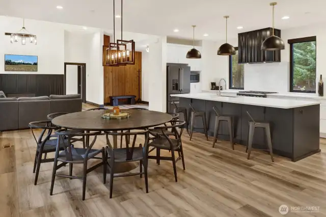 Dining & kitchen.