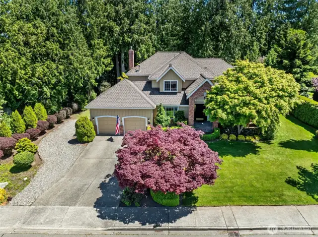 Welcome to Park Crest! A sought after neighborhood of custom homes.