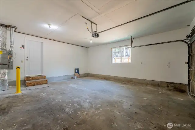 Garage w/ New gas furnace