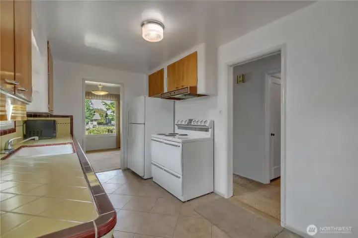 Kitchen w/Side Door Entry