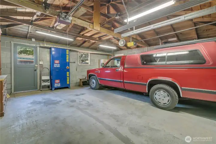 Detached Two Car Garage w/New Garage Doors & Remote