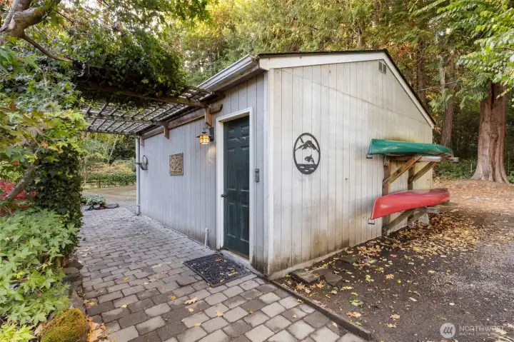 Outbuildings include a detached 2 car garage.