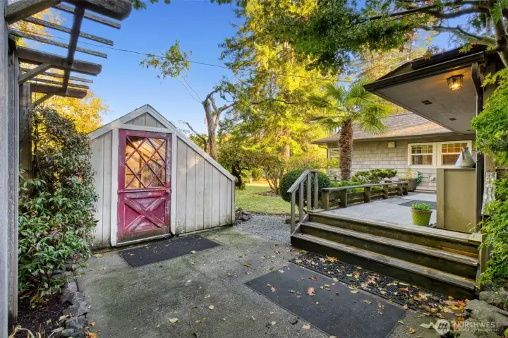 Greenhouse/shed.