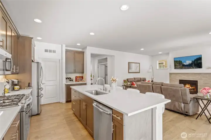 What a wonderful flow with a wine or coffee bar