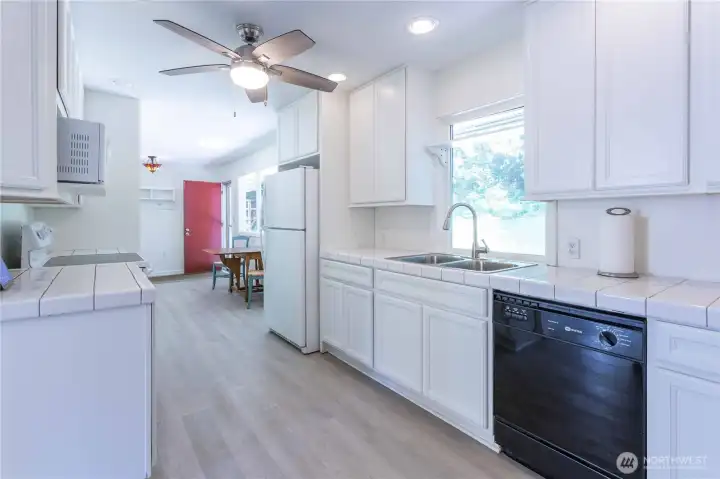Light & Bright Kitchen with plenty of cabinet space