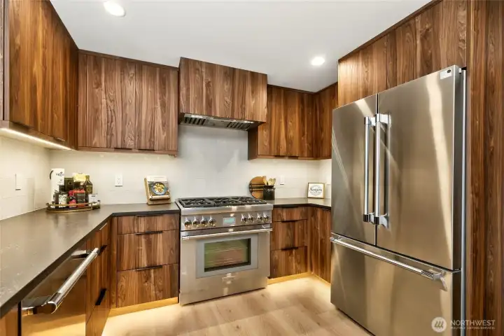 The custom cabinet package is premium and gorgeous! Thermador stainless appliance suite with smart features and sabbath mode, etc., is ready to spoil your inner chef!