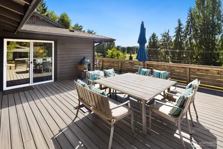 Even a large group can gather to BBQ on the deck.