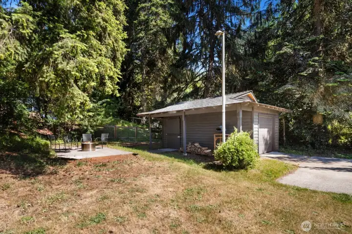 Free-standing garage building offers additional parking and/or storage.