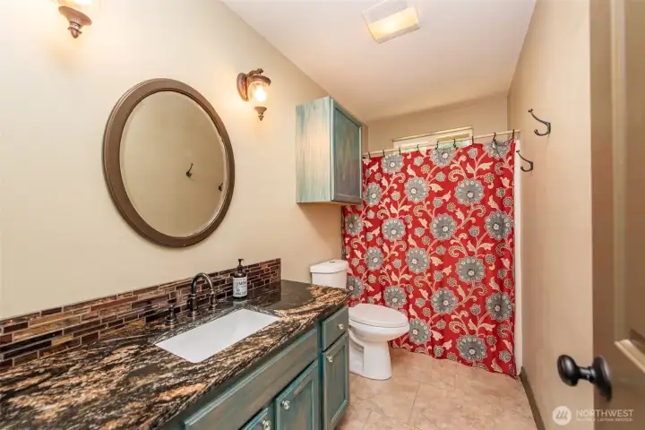 Guest bath (upstairs) Guest bath (upstairs)