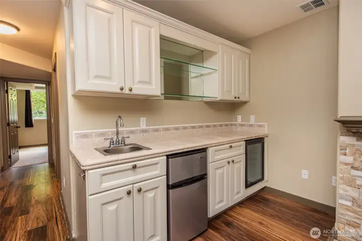Wet-bar/kitchenette with wine and mini-fridges Wet-bar/kitchenette with wine and mini-fridges