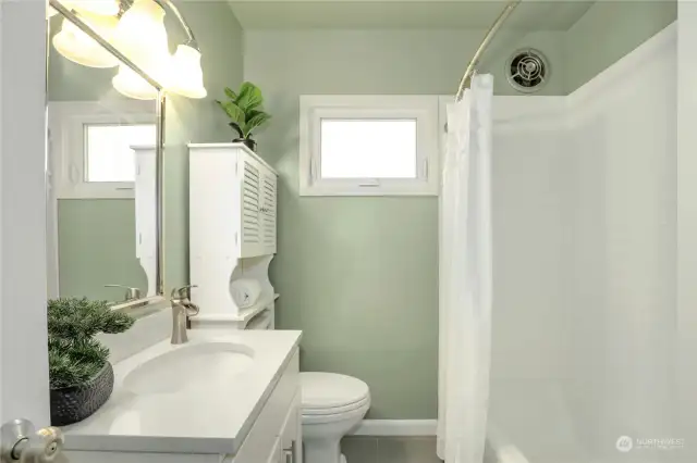 Upstairs Full bathroom