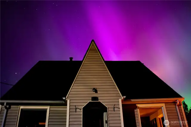 Seller supplied aurora borealis behind main house, not photoshopped!