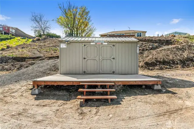 Lower outbuilding/cabana by lake