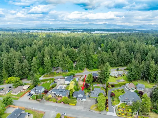 Minutes to Lake Tapps, Restaurants, Grocery Stores, and other amenities