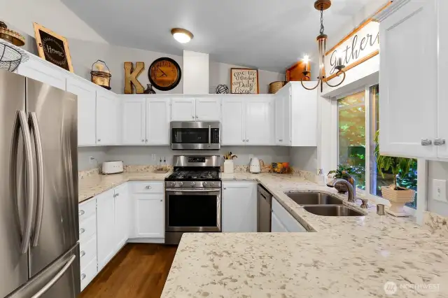 Light and Bright Kitchen with SS Appliances, Quartz Countertops + Pantry