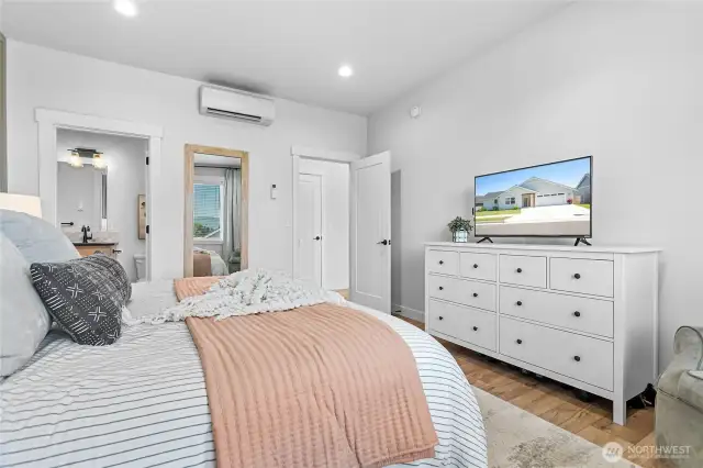 Ensuite bath & large walk-in closet off owner's suite