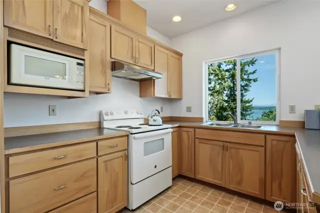 Bright & spacious kitchen & dining area all with incredible views.
