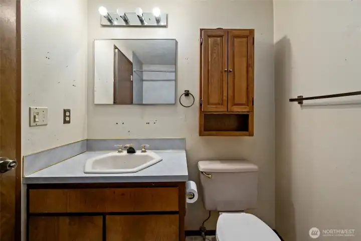 Main full bath.