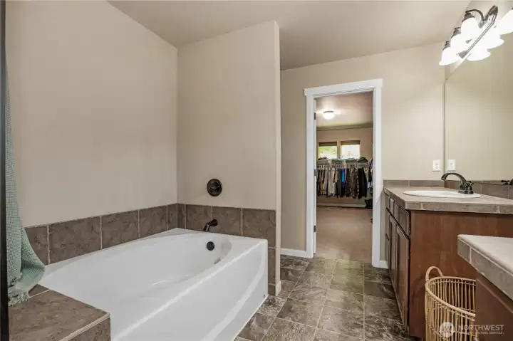 garden tub and walk-in closet