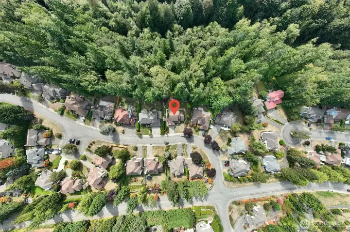 Excellently located close to Newcastle Golf Course, fun parks, delicious restaurants, great shops, plus easy access to I-90, I-405, Newcastle and Factoria.