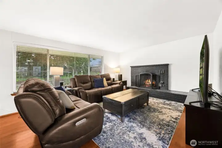 Large picture window looks out over the front yard & allows lots of natural lighting to flood this room.