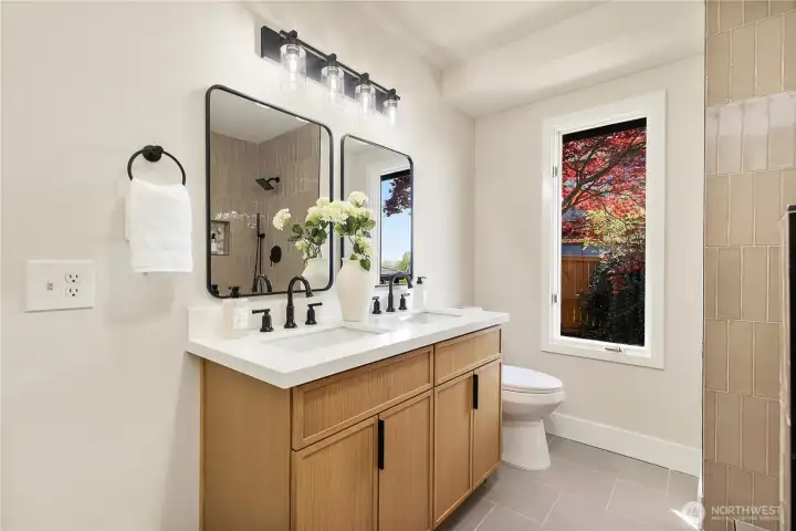 Primary en suite bathroom