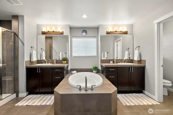 Soaking tub separate the double vanities with 2 WIC