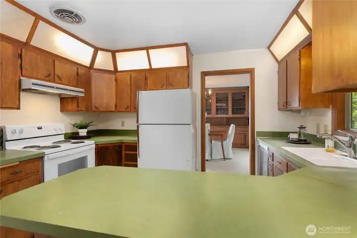 Large kitchen with lots of counterspace Large kitchen with lots of counterspace