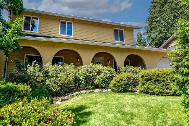 Beautiful landscaped front yard on a quiet cul-de-sac!