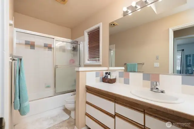 Upper main bathroom