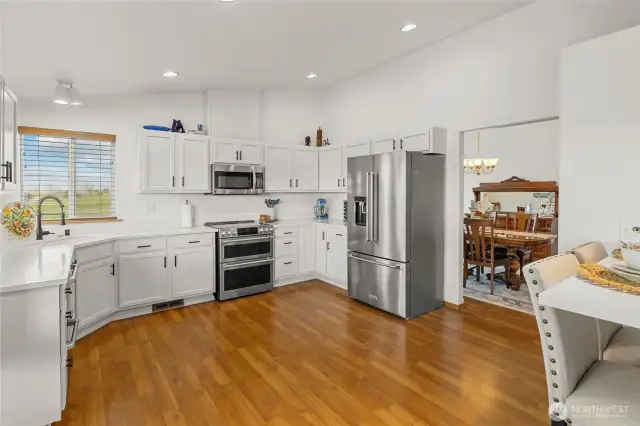 Also featured are brand new, high-end stainless steel appliances.