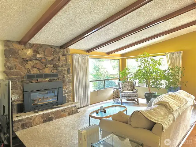 The high ceiling in the living room and the corner windows allow a spacious and bright area for entertaining.