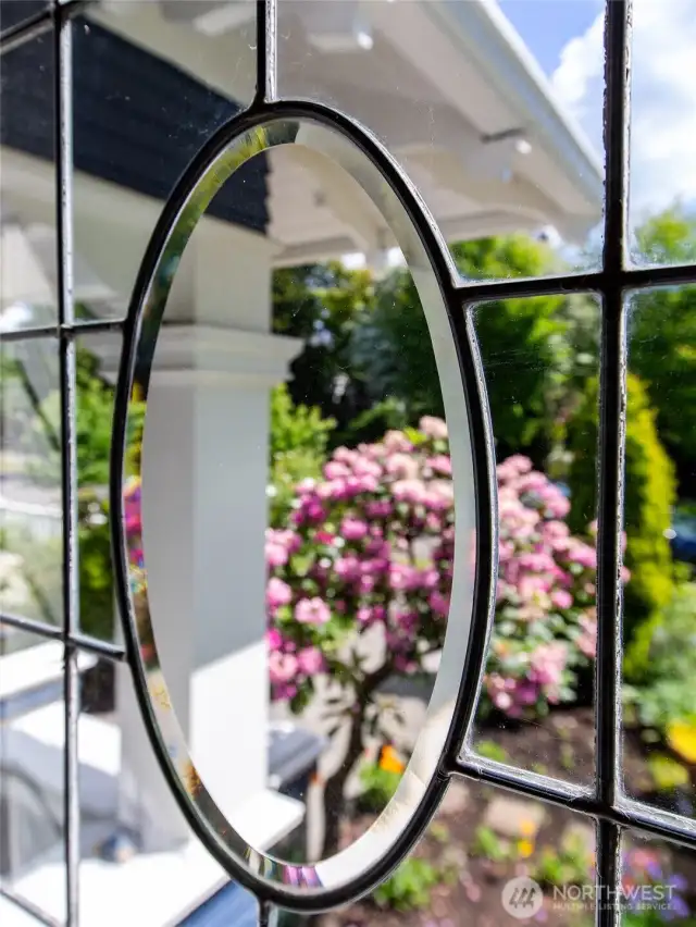 Such an unique lead-glass window design.