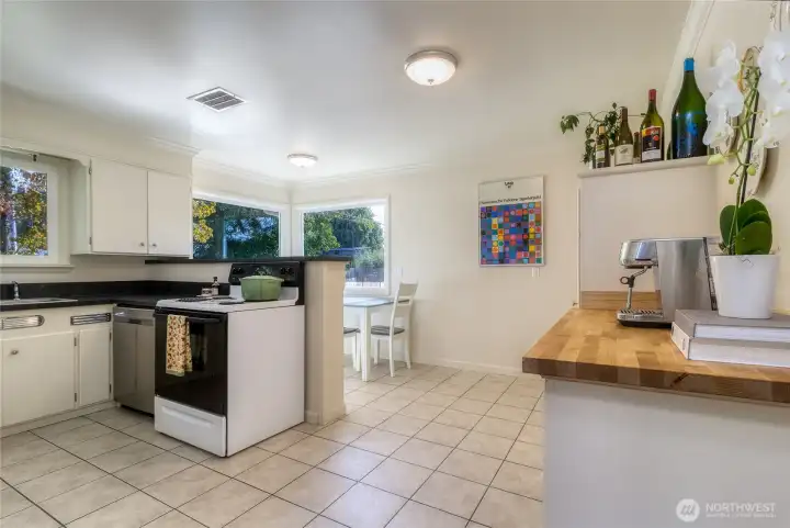Kitchen/Dining Area