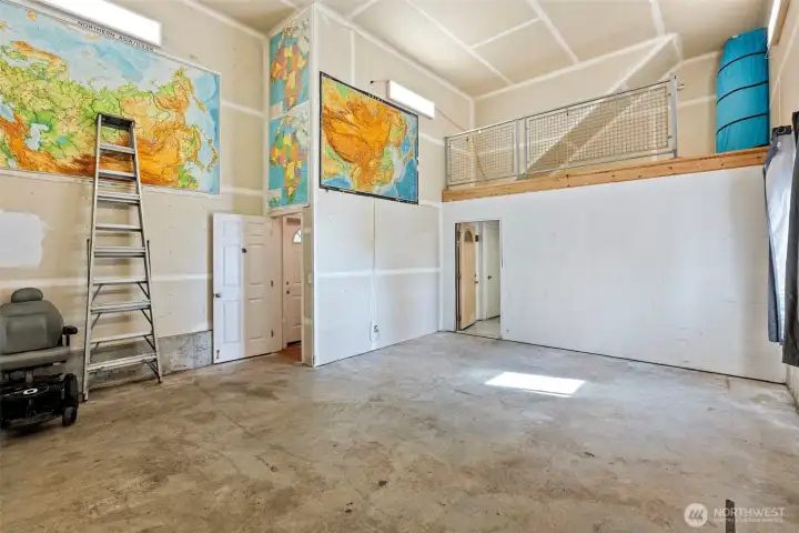 Detached Garage/ Shop