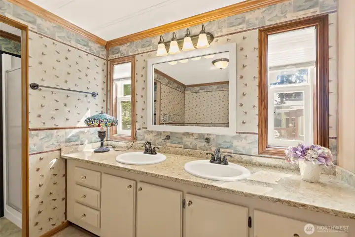 5-pc en suite bath off the primary.