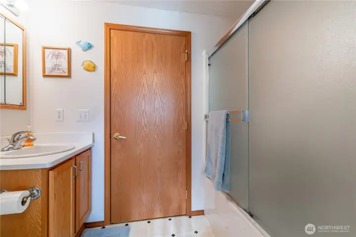 Guest full bathroom