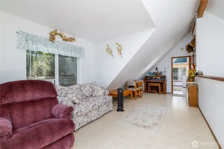 upper sitting area of the garage