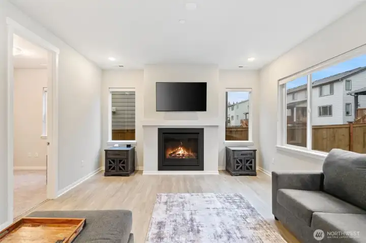 Great Room (16'0" x 14'3") Great Room (16'0" x 14'3")