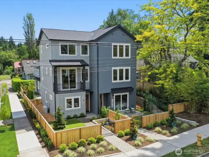 Coveted Arborteutum / Montlake pocket steps from Arboretum Trailhead