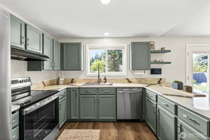 Large kitchen w/updated cabinets, new stainless steel appliances