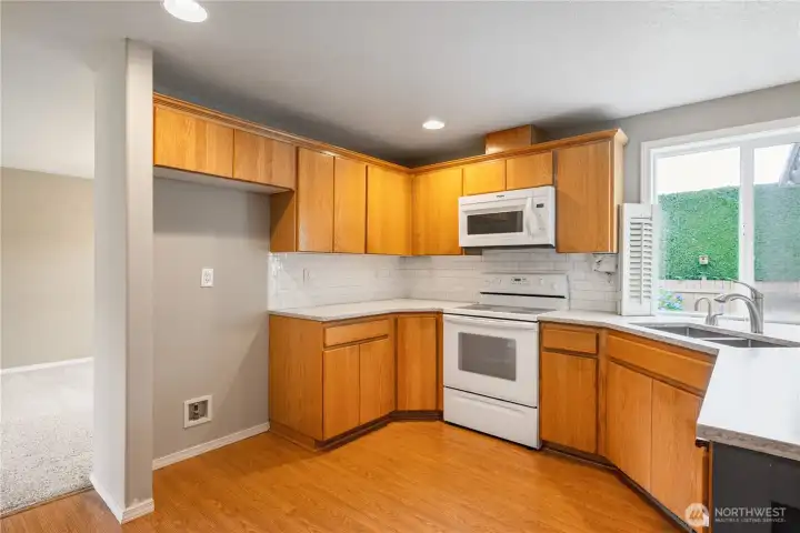 Kitchen with quartz counters Kitchen with quartz counters