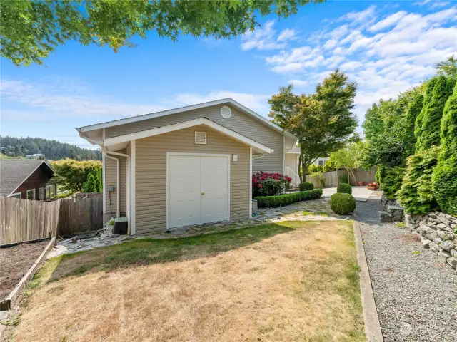 Storage Shed and Grass Area Perfect for Pets