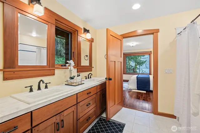 Primary ensuite full bathroom