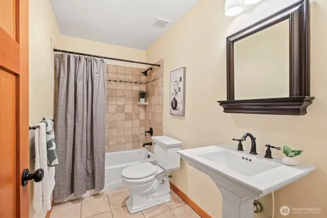 Main floor guest full bathroom