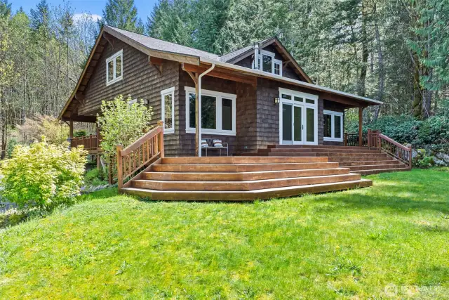 Large deck great for entertaining!