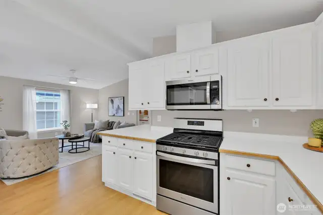 Open layout keeps everyone connected—ideal for hosting.