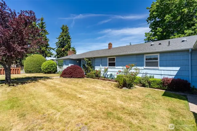 Even the front yard has plenty of space - can you smell the roses?