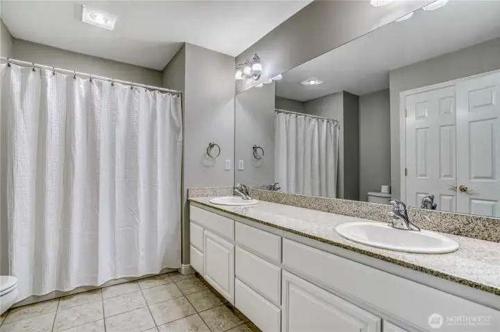 Upstairs full bathroom.